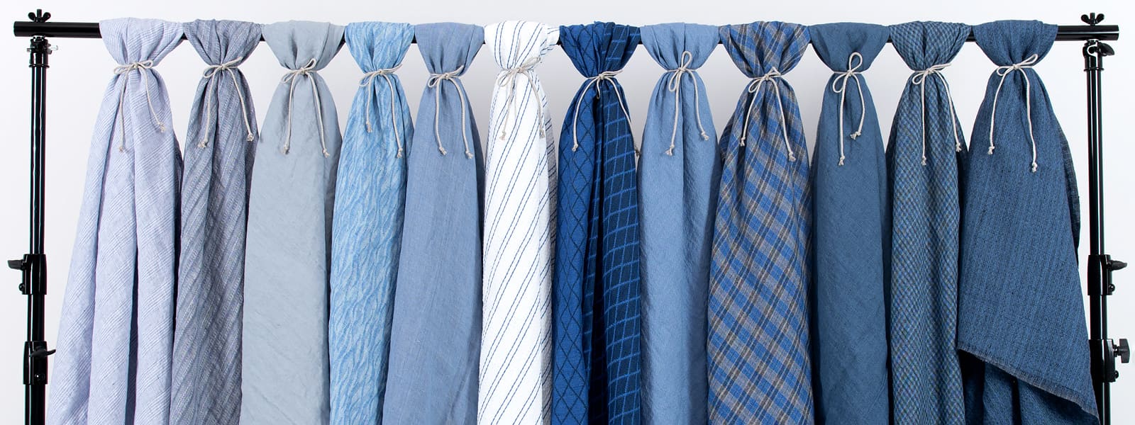 Mėlyni lininiai audiniai iš kolekcijos Ruduo / Žiema 2023-2024