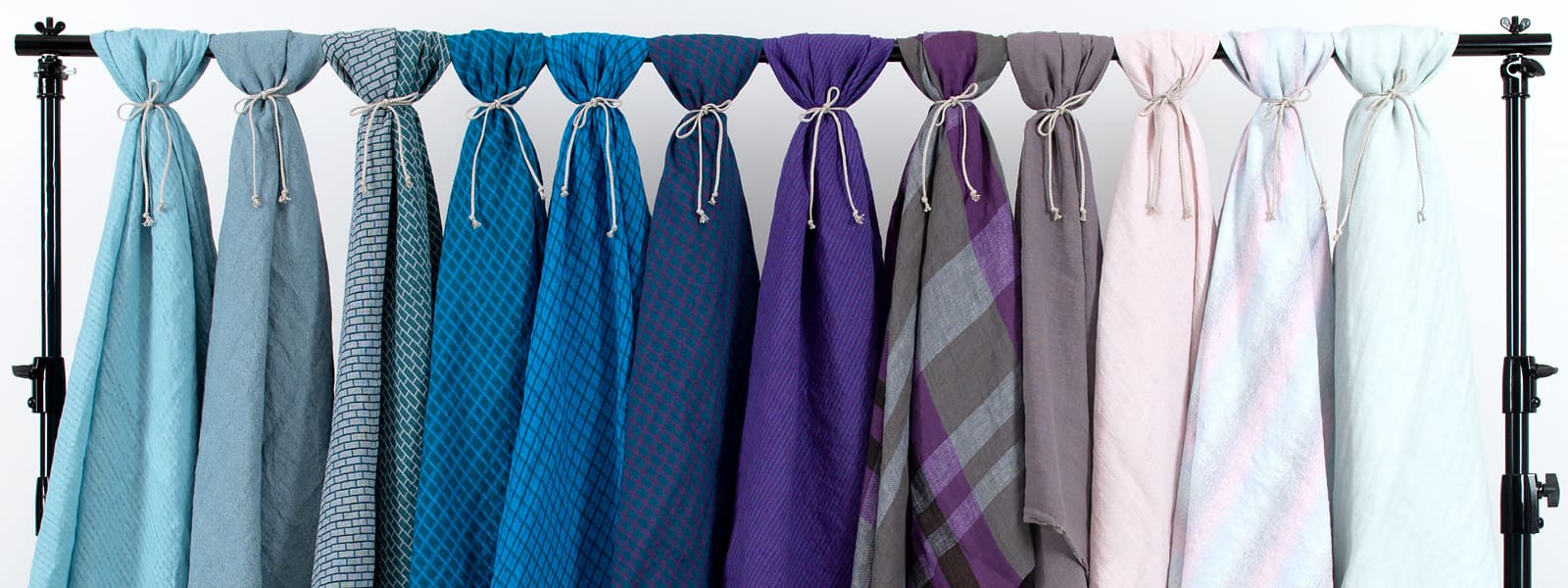 Mėlyni ir violetiniai lininiai audiniai iš kolekcijos Ruduo / Žiema 2023-2024