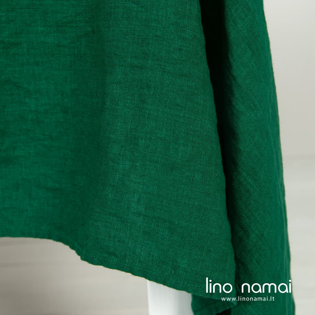 Lininė staltiesė žalios smaragdo spalvos, specialiai skalbta