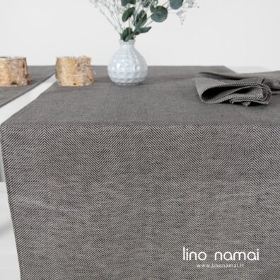 MINERAL stalo takelio audinys austas „eglutės“ raštu iš pilkšvai rusvų ir tamsiai pilkų verpalų