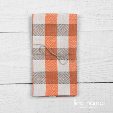 Lininis virtuvės rankšluostis oranžiniais, pilkais ir baltais rombais, perrištas linine virvele