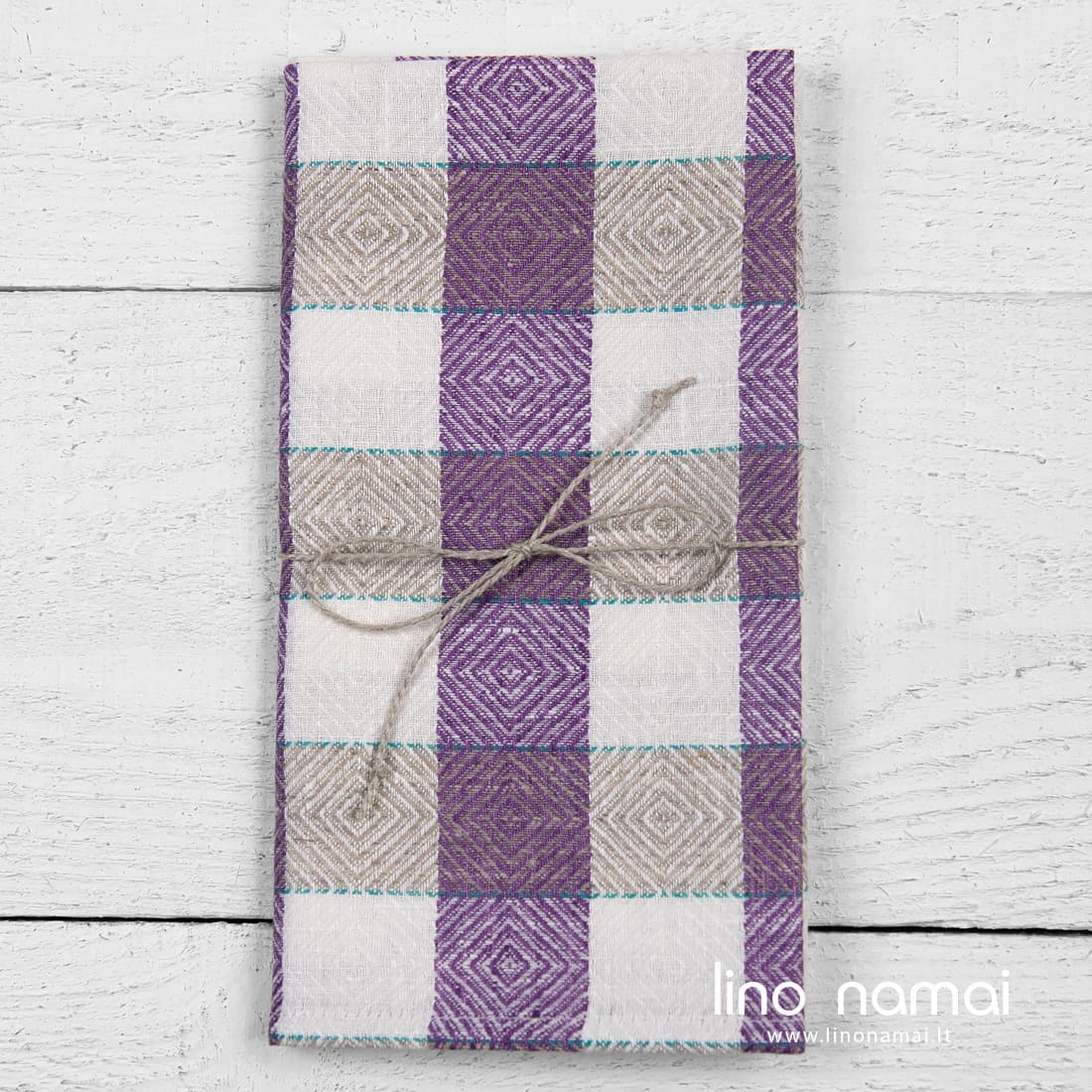 Lininis virtuvės rankšluostis violetiniais, pilkais ir baltais rombais, perrištas linine virvele