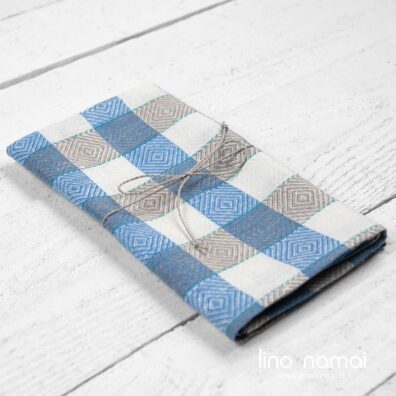 Lininis virtuvės rankšluostis mėlynais rombais