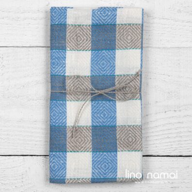 Lininis virtuvės rankšluostis mėlynais, pilkais ir baltais rombais, perrištas linine virvele