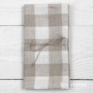 Lininis virtuvės rankšluostis pilkais ir baltais rombais, perrištas linine virvele