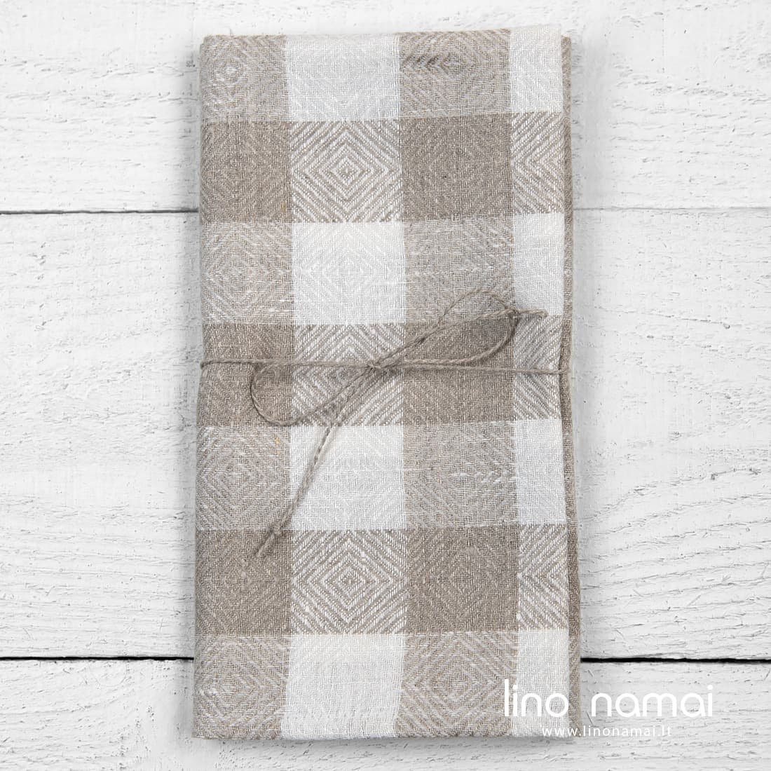 Lininis virtuvės rankšluostis pilkais ir baltais rombais, perrištas linine virvele