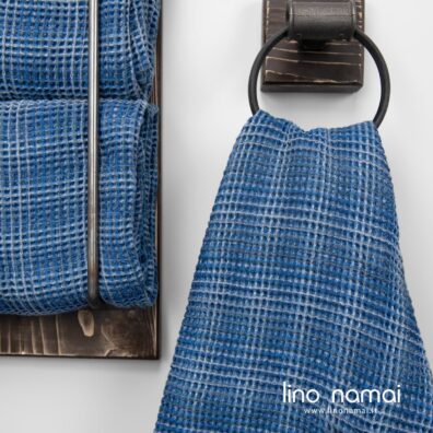 Lino - medvilnės sudėties vonios rankšluostis mėlynais langeliais