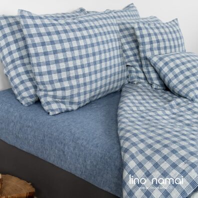 Melynai languota lininė patalynė ir mėlyna melanžinė paklodė