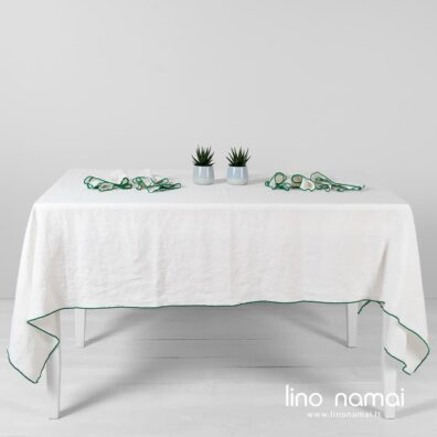 Pieno baltumo lino staltiesė ryškiai žaliu krašteliu