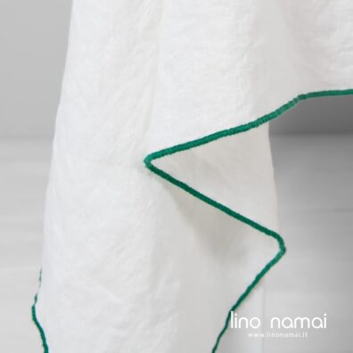 Lininė pieno baltumo staltiesė su tankia dekoratyvia ryškiai žalia siūle aplink