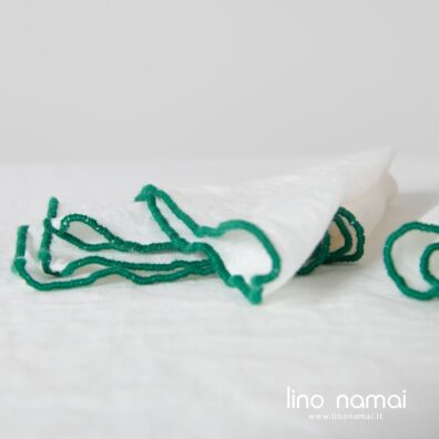 Lininė pieno baltumo servetėlė su ryškiai žaliu krašteliu aplink