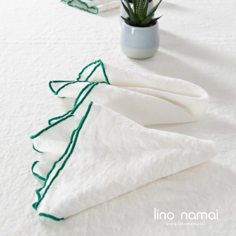Lininė balta servetėlė ry&scaron;kiai žaliu kra&scaron;teliu ARVO