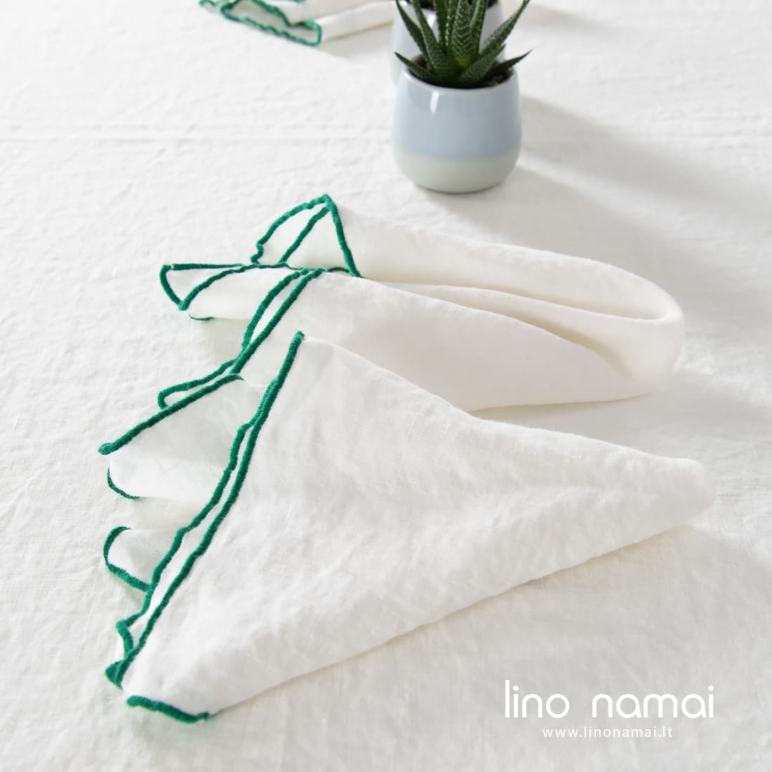 Lininė balta servetėlė ryškiai žaliu krašteliu ARVO