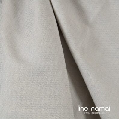 Lino - medvilnės audinys zigzago raštu iš baltų ir melsvai pilkų verpalų