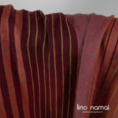 Lininis audinys raudonų atspalvių dryžiais skalbtas minkštas švelnus