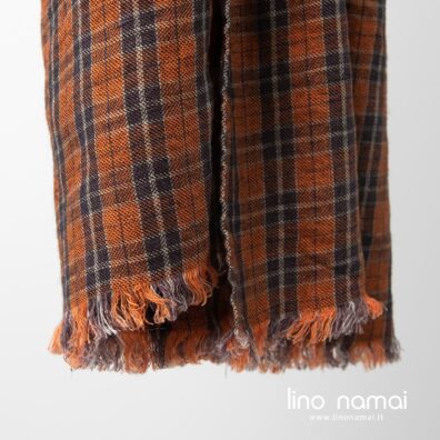 Lino - vilnos šalikas oranžiniais langeliais su pešiotais kutais trumposiose kraštinėse
