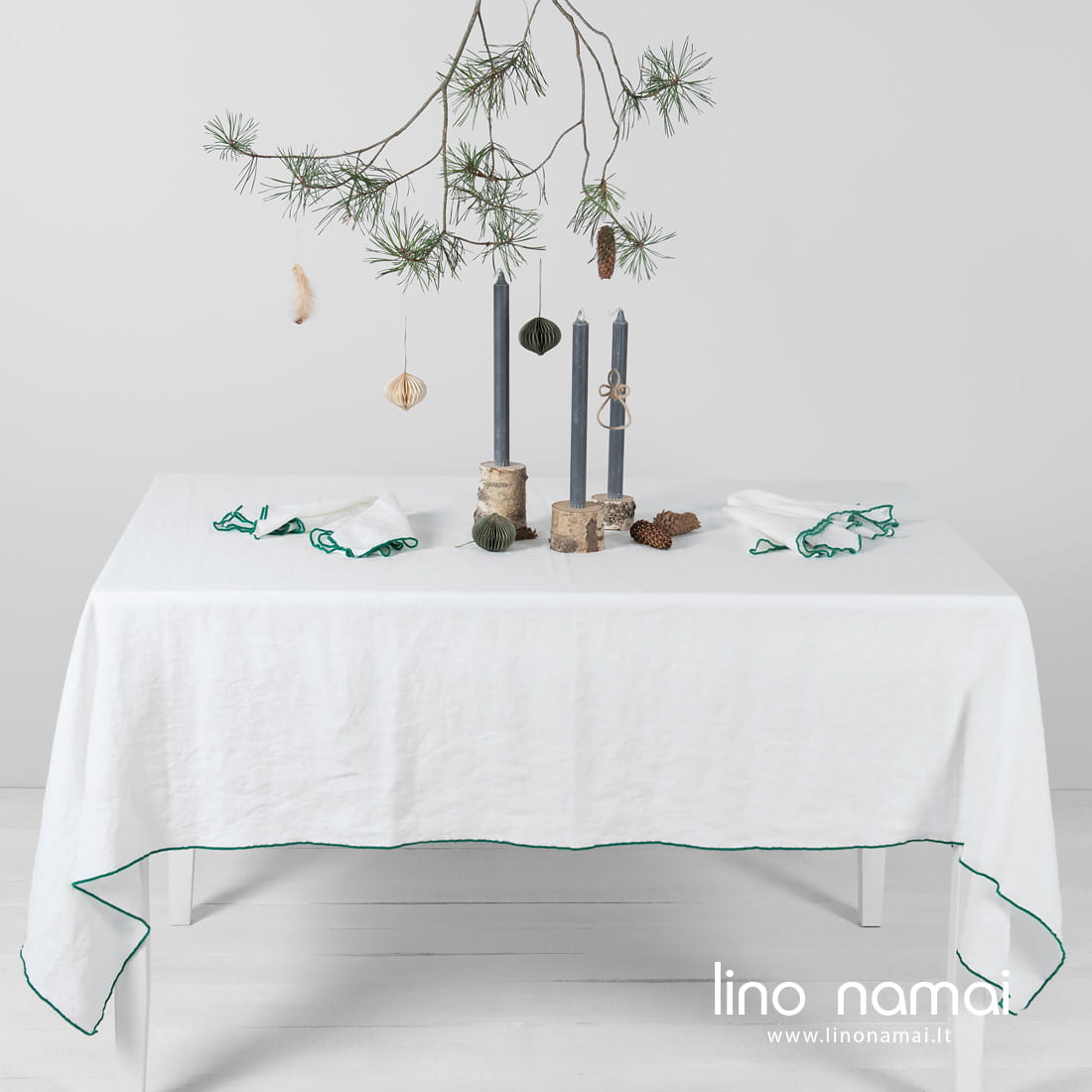 Pieno baltumo lininė staltiesė ryškiai žaliu krašteliu
