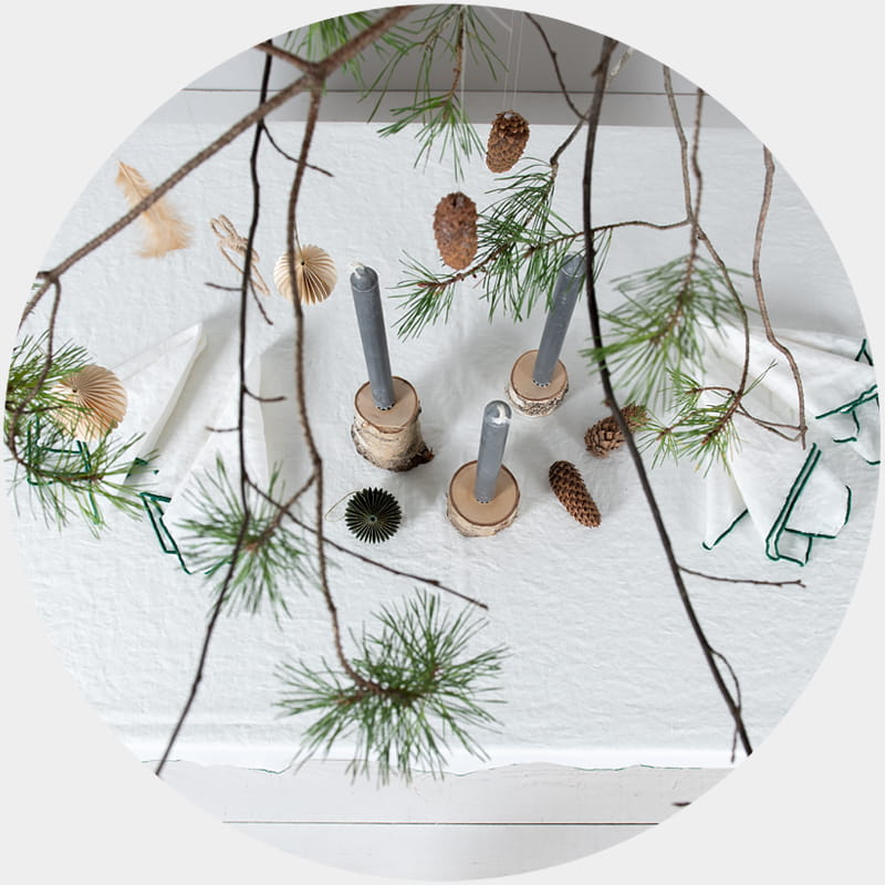 Pieno baltumo lininė staltiesė ryškiai žaliu krašteliu ir derančios servetėlės šv. Kalėdų stalo dekorui