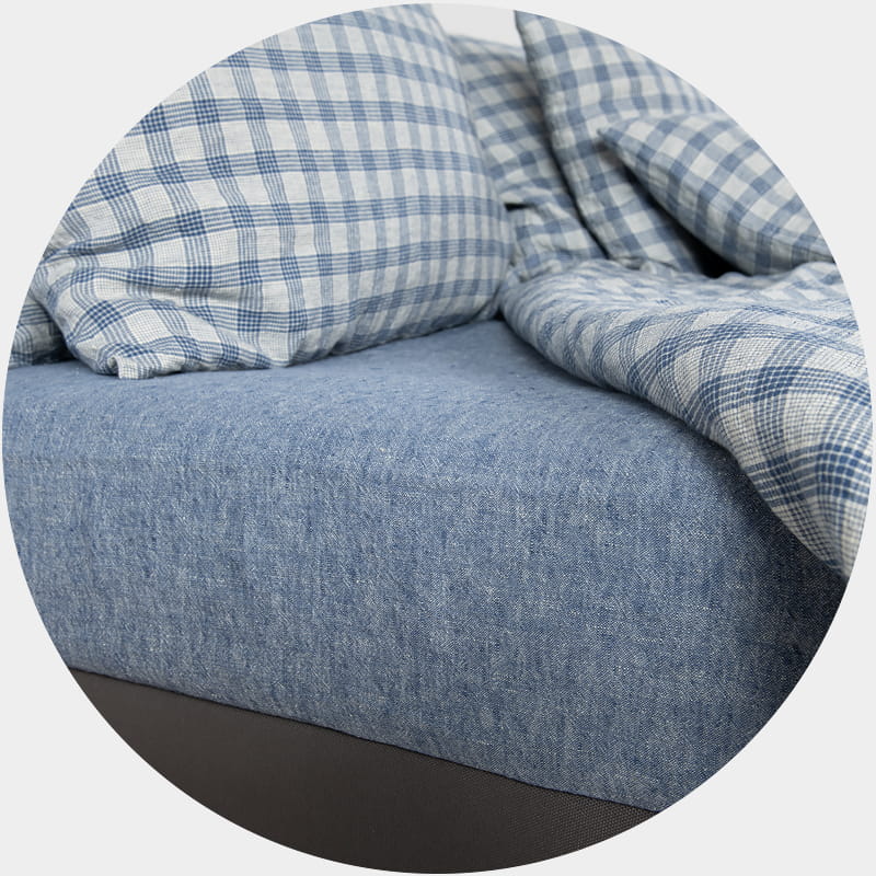 Lininė paklodė mėlynai-balta melanžinė ir mėlynai languota patalynė - žiemos sezono spalvos Jūsų miegamajam