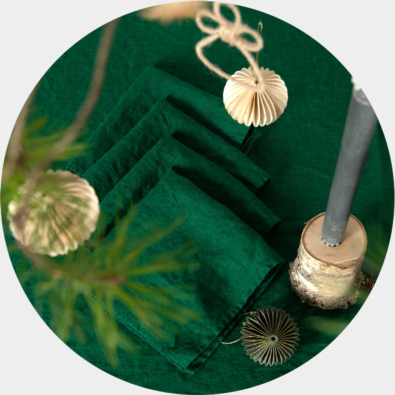 Žalios skalbto lino servetėlės ir deranti staltiesė Kalėdoms