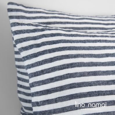 Lininė patalynė tamsiai mėlynais ir pieno baltumo dryžiais iš specialiai skalbto, minkšto, švelnaus audinio