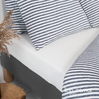 Mėlynai - baltai dryžuota lininė patalynė ir balta vienspalvė paklodė (paprastai apsiūta arba su guma)