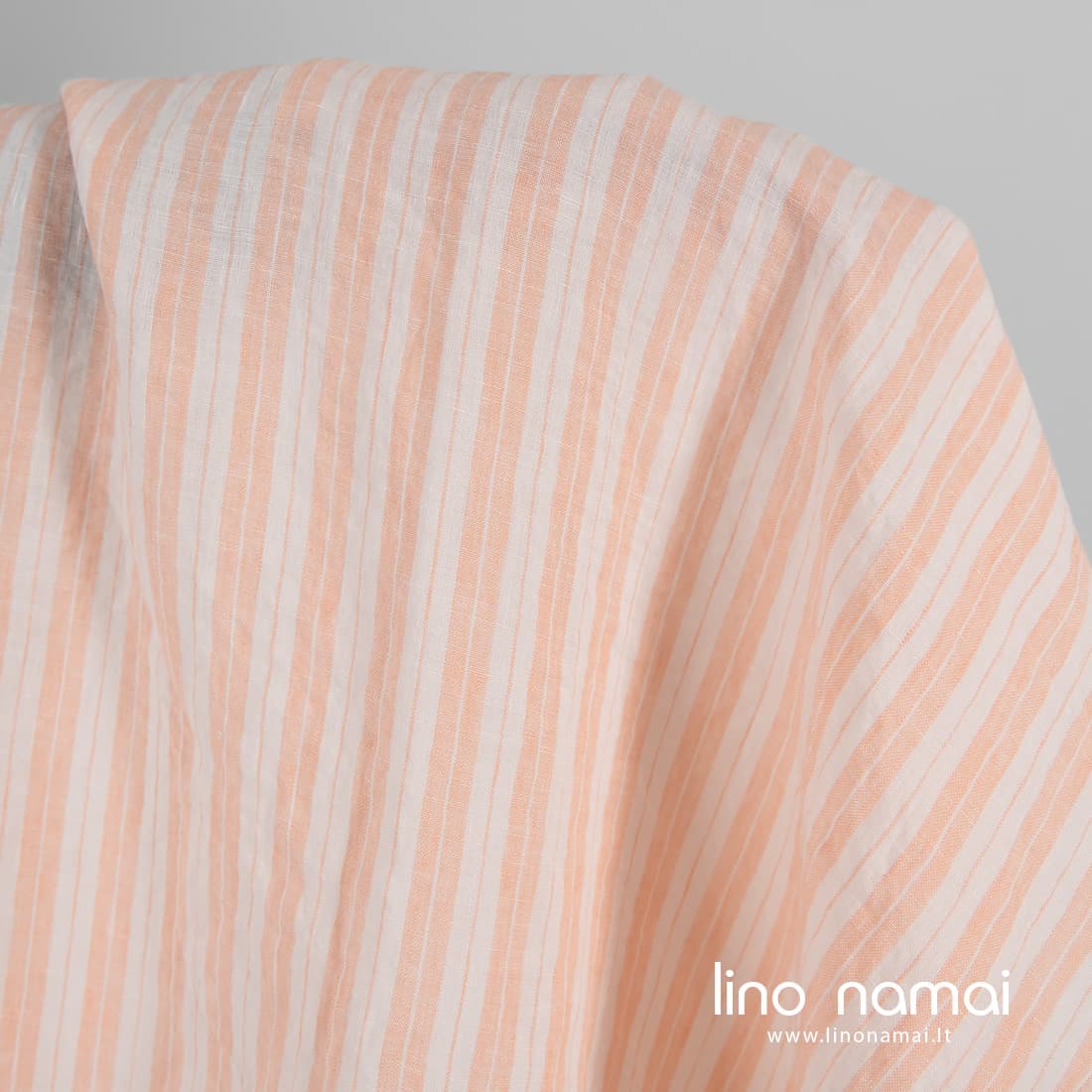 Lininis audinys persiko spalvos dryžiais skalbtas minkštas švelnus