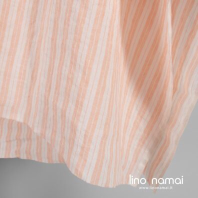 Lininis audinys persiko spalvos dryžiais skalbtas tinka drabužiams ir namų tekstilei siūti