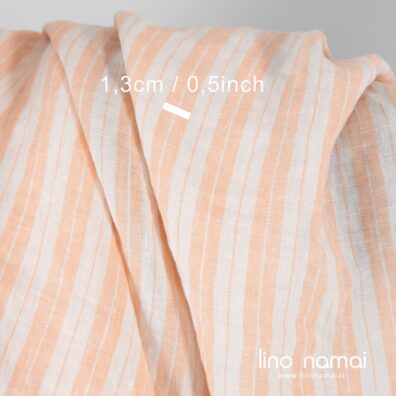 Lino audinys vertikaliais persiko spalvos ir ryškiai baltais dryžiais