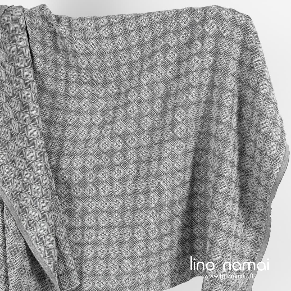 Puslininis audinys pilkas su rombais skalbtas