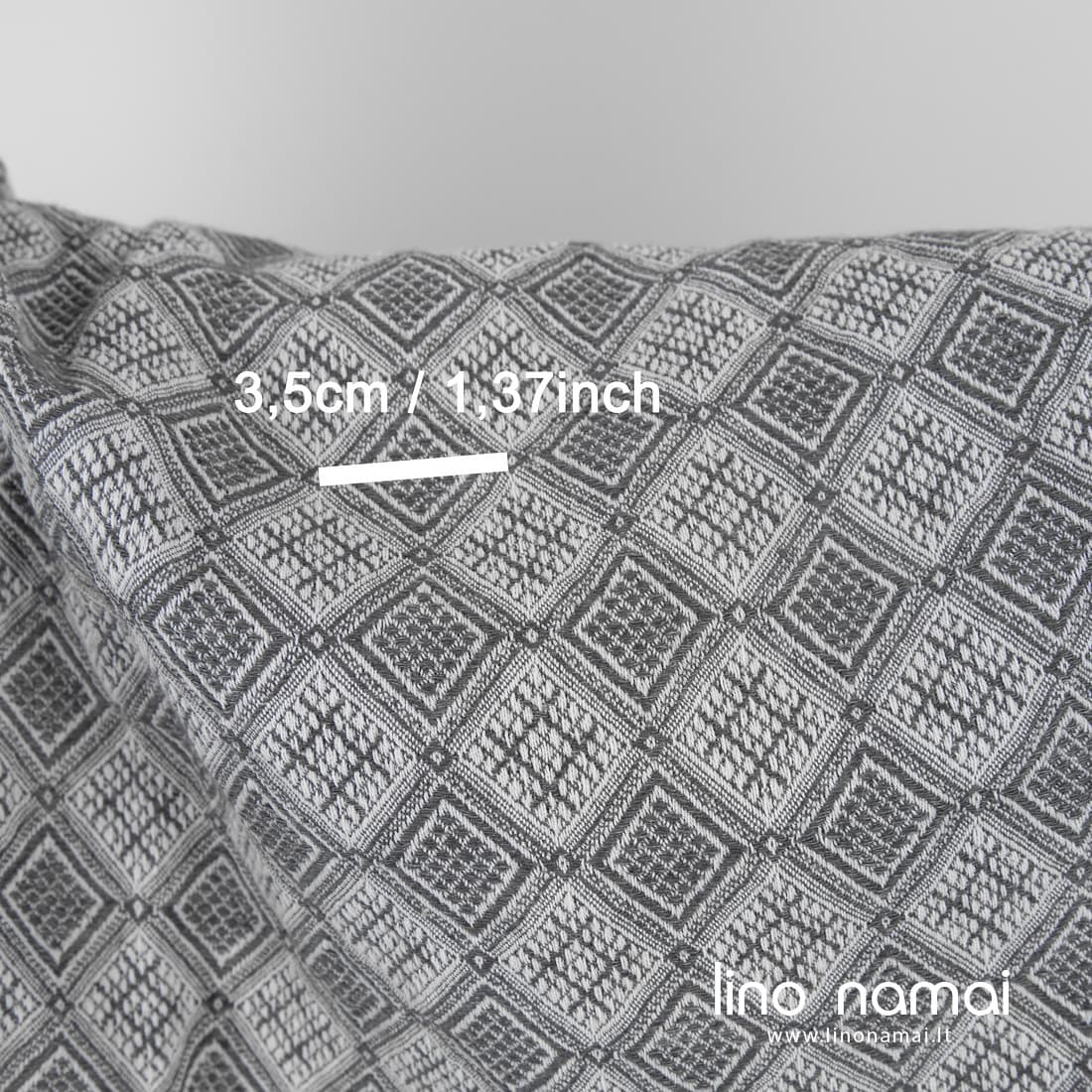 Lino - medvilnės audinys žakardinis, išaustas iš pilkų ir baltų verpalų