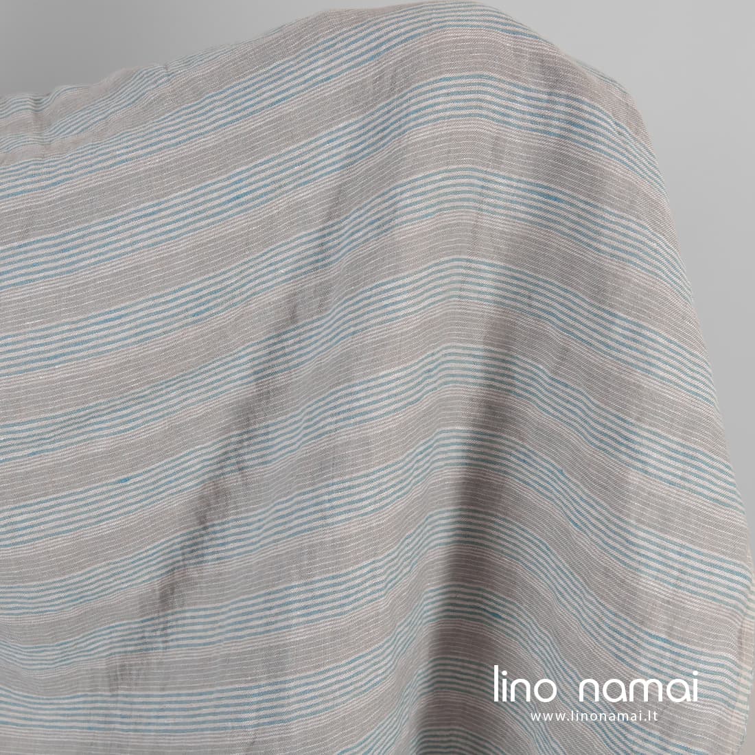 Lininis audinys pilkai-melsvai dryžuotas skalbtas tinka drabužiams ir namų tekstilei siūti