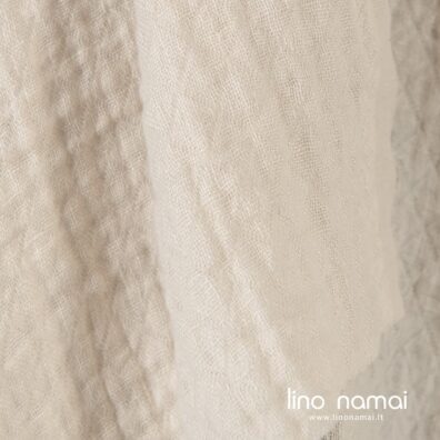 Lininis gelsvas audinys rombų raštu skalbtas tinka drabužiams ir namų tekstilei siūti