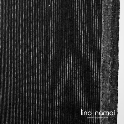 Juodas lininis audinys baltais dryžiukais tinka virtuvės rankšluosčiams siūti