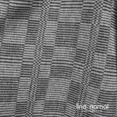 Sunkus lino audinys austas dryžiukais iš baltų, juodų ir žalsvai pilkų verpalų