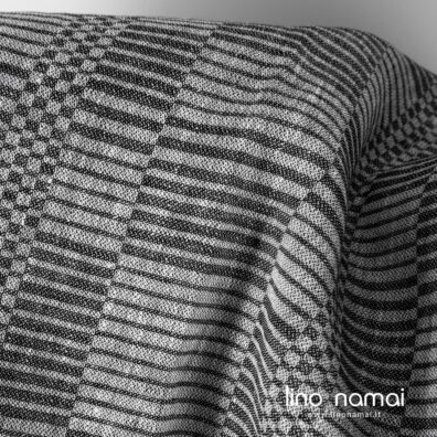 Lininis audinys juodai-baltai raštuotas tinka namų tekstilei siūti