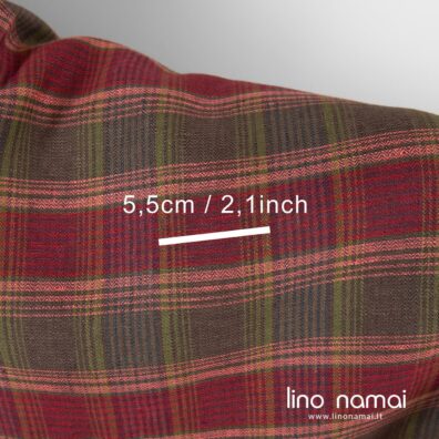 Lino audinys austas langeliais iš tamsiai rudų, žalių, tamsiai mėlynų, pilkai rudų, tamsiai rožinių, raudonų ir vyšnių spalvos verpalų