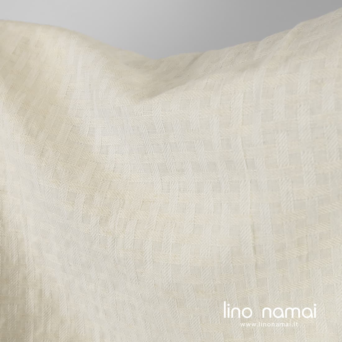 Lino - medvilnės audinys raštuotas išaustas iš baltų ir šviesios kreminės spalvos verpalų