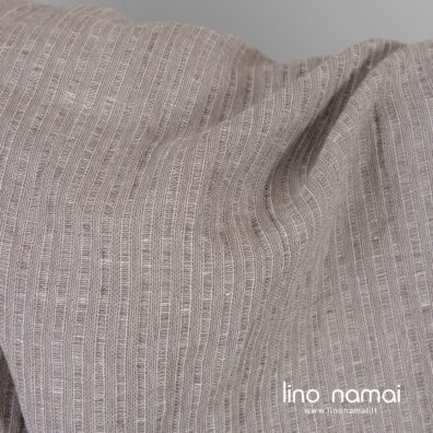 Lino - medvilnės audinys dryžuotas, išaustas iš tamsios smėlio spalvos ir pieno baltumo verpalų, specialiai skalbtas