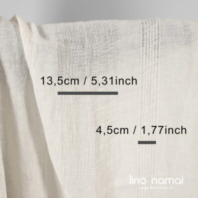 Gelsvai baltas lino audinys su vertikaliomis reto pynimo juostomis, specialiai skalbtas