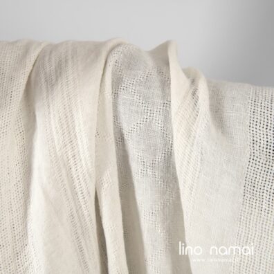 Pieno baltumo lino audinys vertikaliomis tankaus ir reto pynimo juostomis su rombais