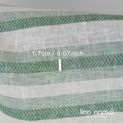 Lino audinys austas horizontaliomis drobinio pynimo ir „eglutės“ rašto juostomis iš žalių ir baltų verpalų