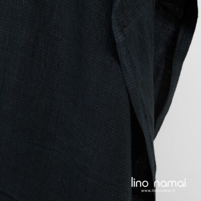 Tamsiai mėlynas lino audinys ruoželio raštu ir vos matomais langeliais, specialiai skalbtas