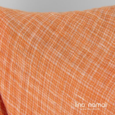 Languotas lino audinys iš oranžinių ir baltų verpalų