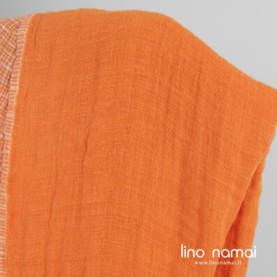 Dvipusis dvisluoksnis lino audinys su oranžiniais ir baltais langeliais vienoje pusėje ir vienspalvis oranžinis kitoje