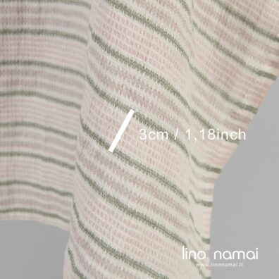 „Vaflinis“ dryžuotas lino audinys iš baltų, žalsvų, rusvai pilkų ir švelniai rožinių verpalų