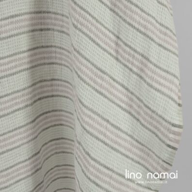 Lininis audinys „vaflinis“ žalsvai dryžuotas skalbtas tinka vonios, saunos, virtuvės rankšluosčiams ir chalatams siūti