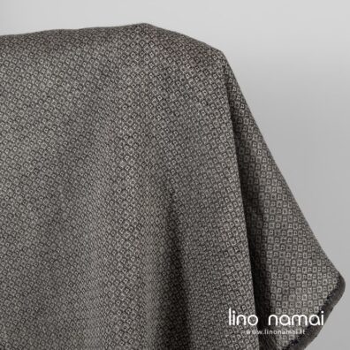 Lininis audinys pilkas su juodais rombais drabužiams ir namų tekstilei siūti