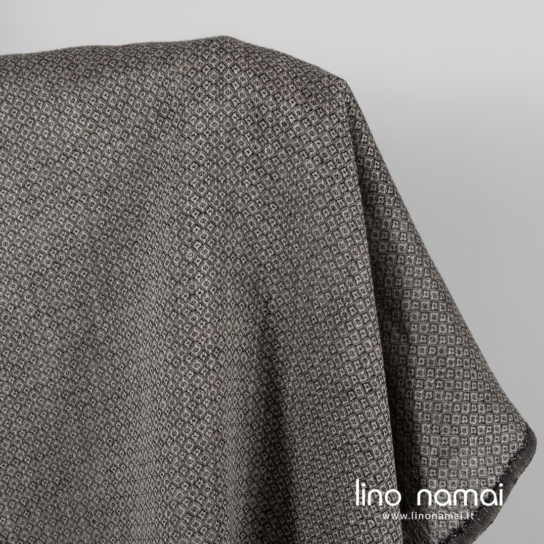 Lininis audinys pilkas su juodais rombais drabužiams ir namų tekstilei siūti