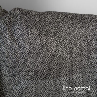 Lino audinys rombų raštu iš juodų ir natūralios spalvos verpalų